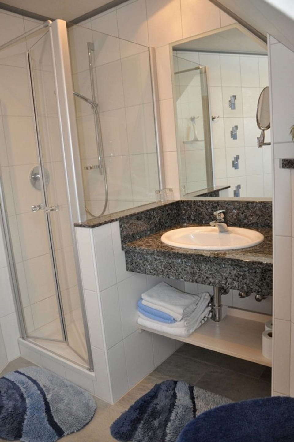 Double Room | Bathroom | Shower, towels