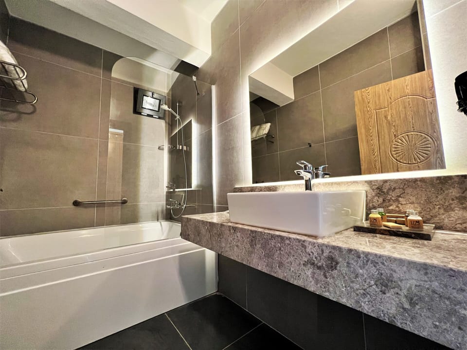 Deep soaking bathtub