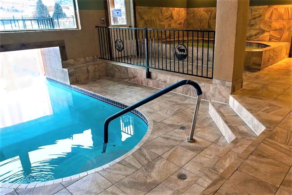 Indoor/outdoor pool