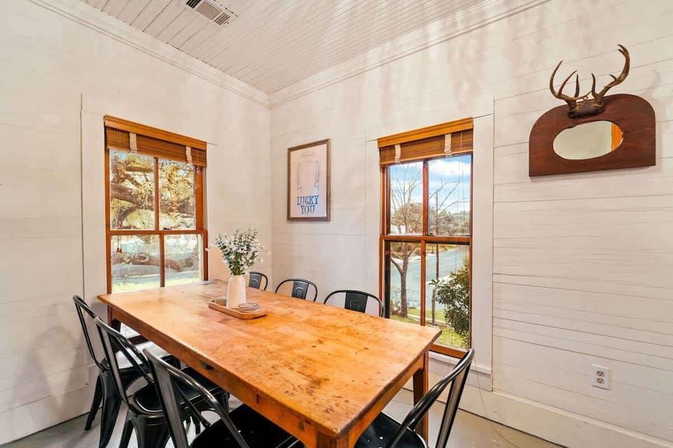 Preserving the past, savor the present. A dining experience rooted in Austin's history.