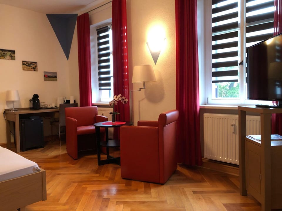 Comfort Double Room | Living area | 42-inch flat-screen TV with satellite channels, TV