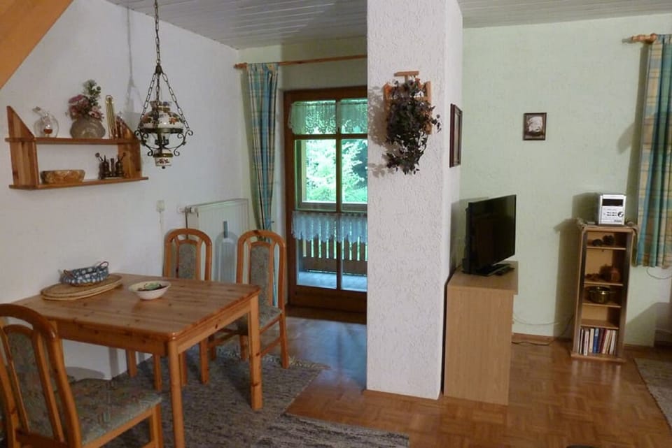 Apartment, Garden View | In-room dining