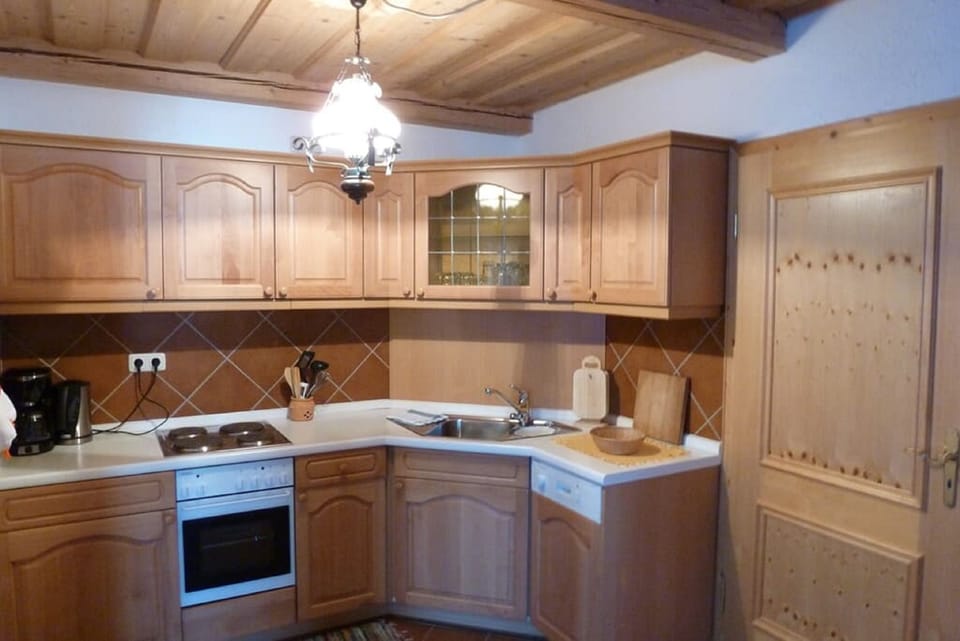 Apartment, Mountain View | Private kitchen | Coffee/tea maker, cookware/dishes/utensils