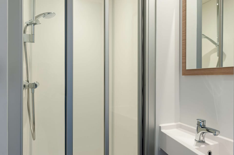 Standard Room, 2 Twin Beds | Bathroom | Shower, eco-friendly toiletries