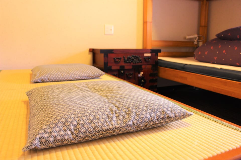 Twin Room, Ensuite | Blackout drapes, iron/ironing board (on request), WiFi (free)