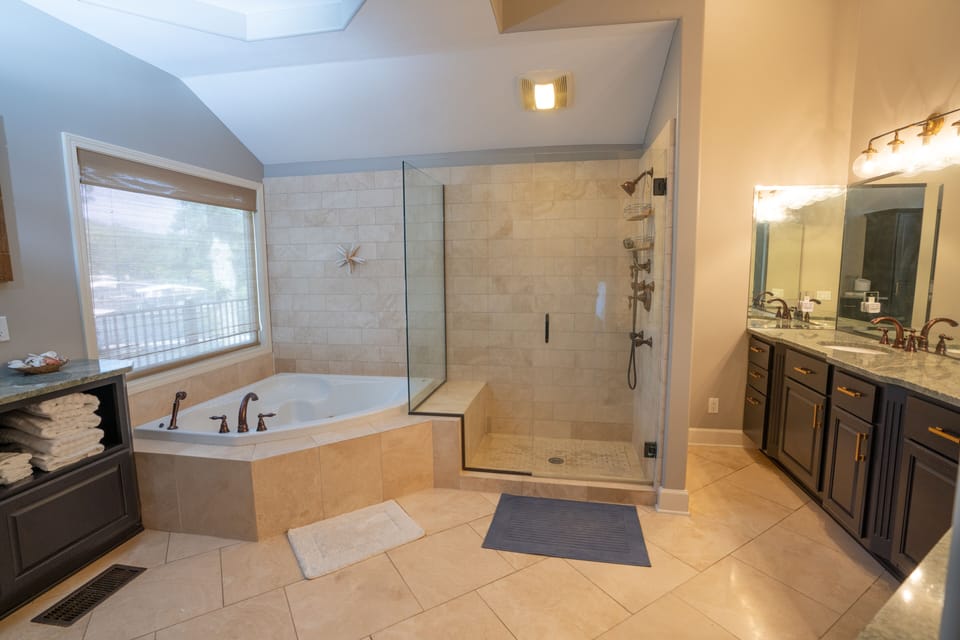 MAIN HOME - Full Bathroom in Family Suite