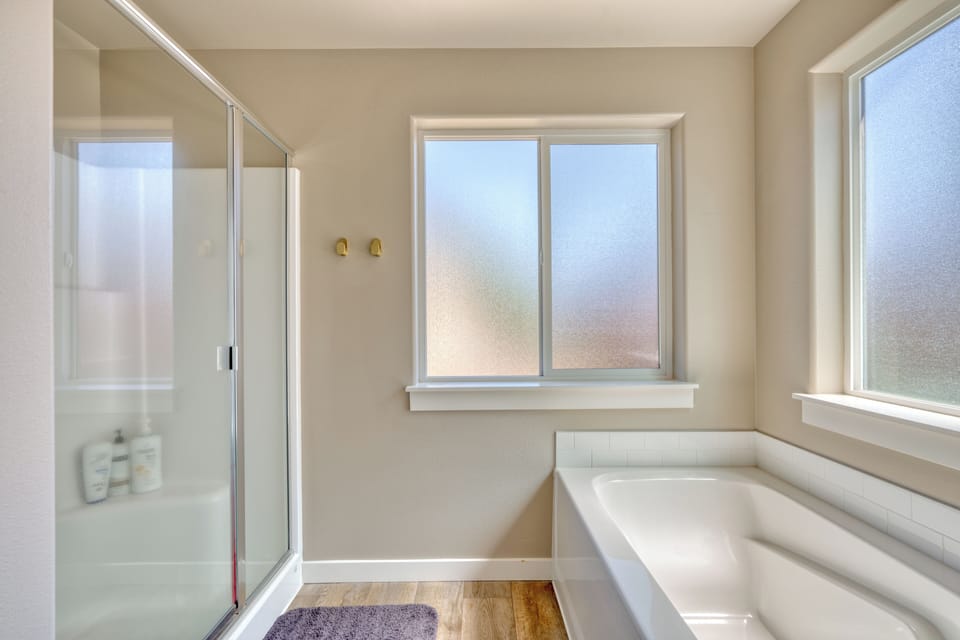 Bath tub and shower