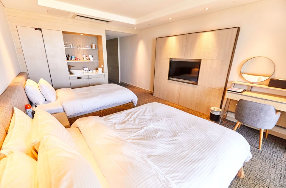 Premium bedding, blackout drapes, free WiFi, bed sheets