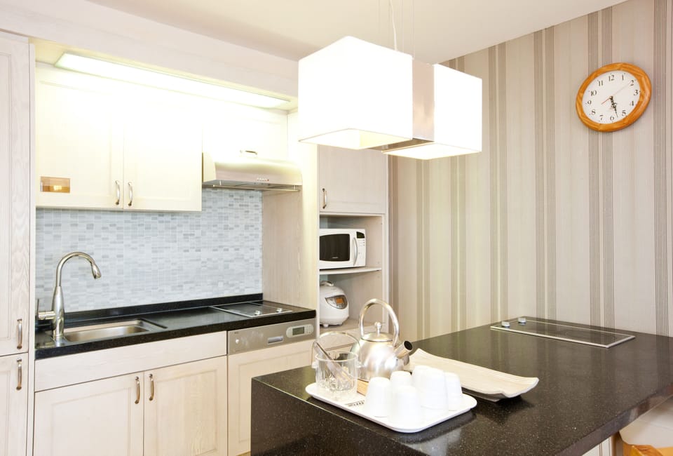 Gold Suite (Kitchen/Ocean View/Bed) | Private kitchen | Electric kettle