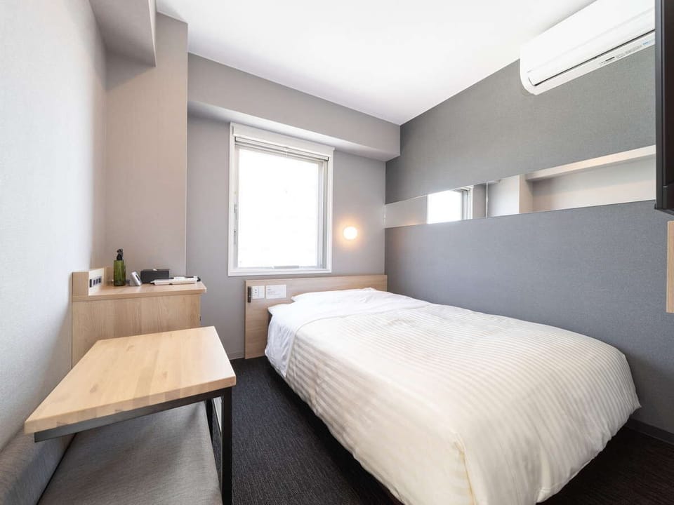 Desk, laptop workspace, soundproofing, free WiFi