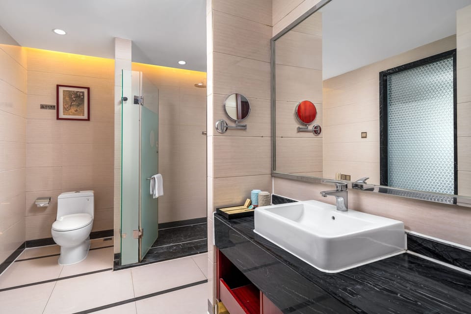 Suite | In-room safe, desk, blackout drapes, soundproofing