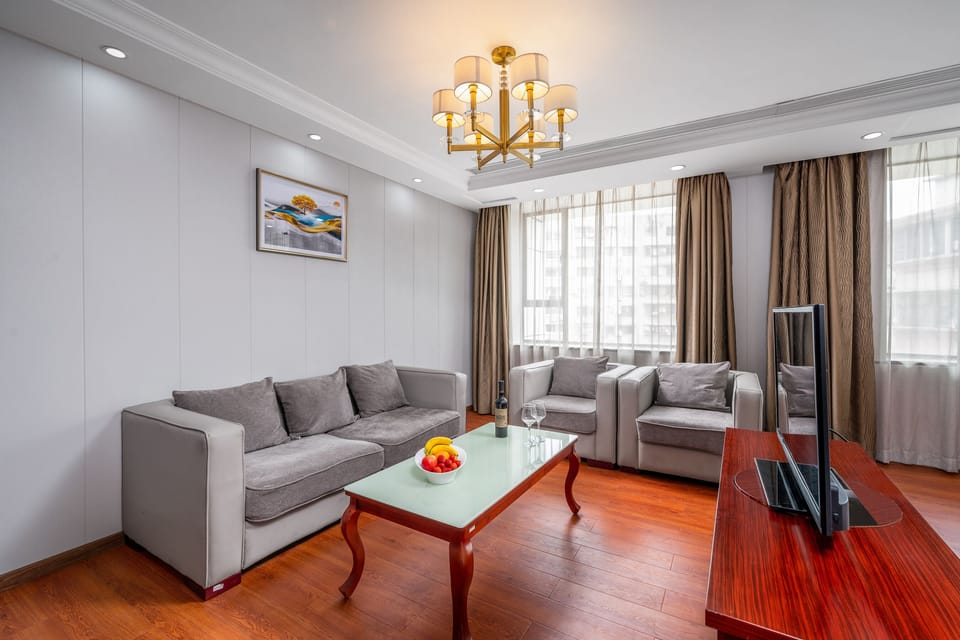 Suite | In-room safe, desk, blackout drapes, soundproofing