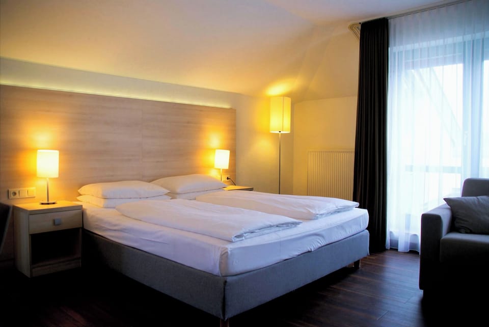 Deluxe Room | In-room safe, desk, blackout drapes, soundproofing