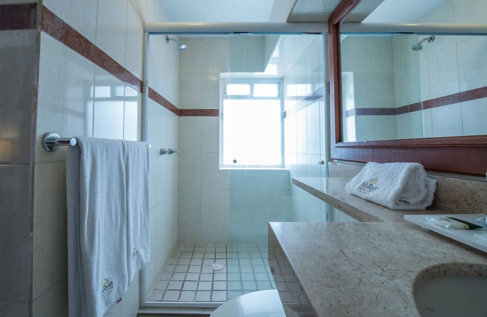 Shower, rainfall showerhead, free toiletries, hair dryer