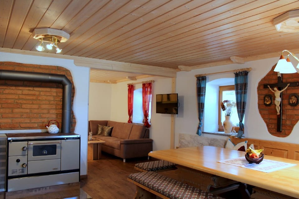 Apartment | Living area | 1-inch flat-screen TV with satellite channels, TV