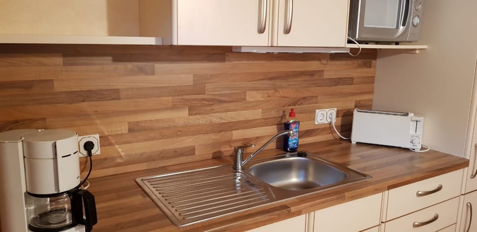 Apartment | Private kitchen | Full-size fridge, oven, stovetop, electric kettle