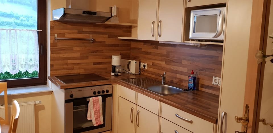 Apartment | Private kitchen | Full-size fridge, oven, stovetop, electric kettle