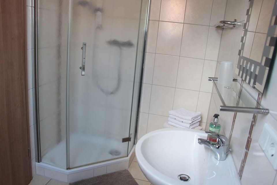 Double Room | Bathroom | Shower, towels