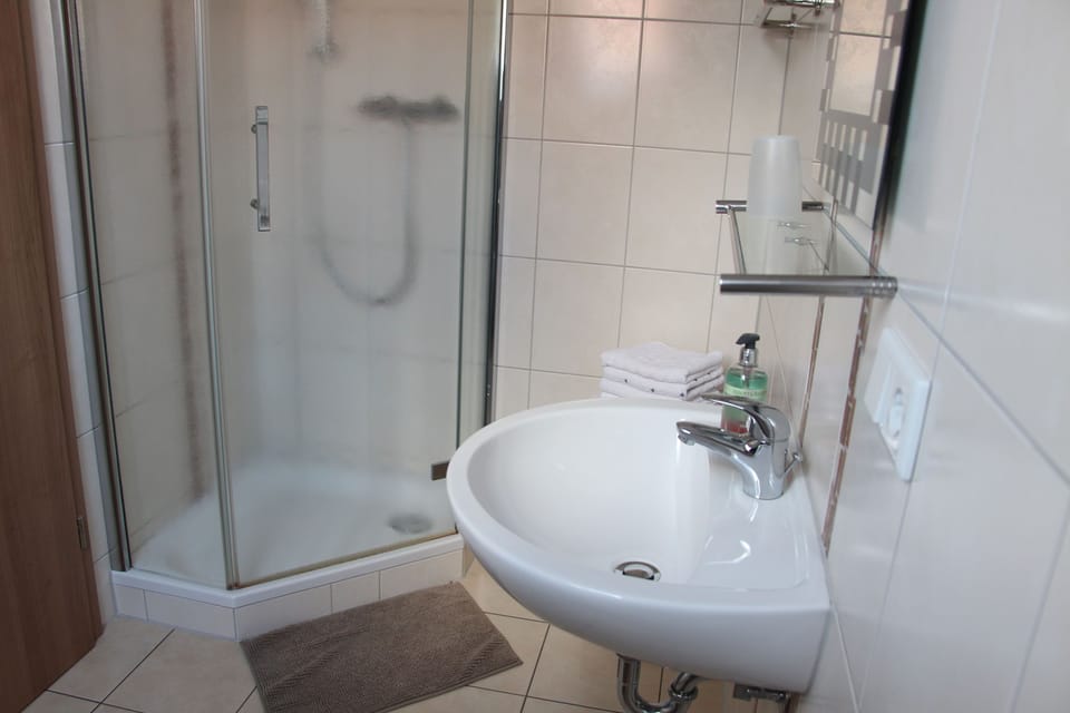 Room | Bathroom | Shower, towels