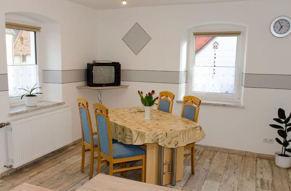 House | In-room dining
