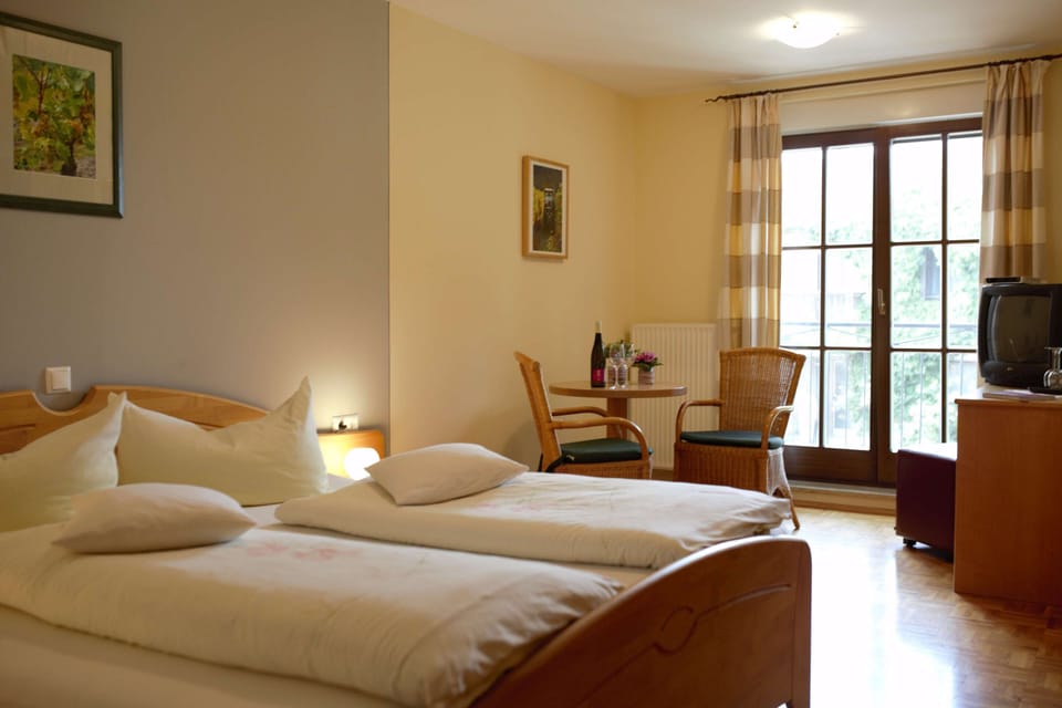 Double Room | Desk, free WiFi, bed sheets