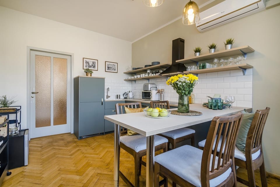 Traditional Apartment | Private kitchen | Fridge, microwave, oven, stovetop