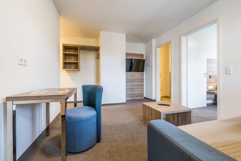 Junior Suite | Living area | 32-inch TV with cable channels, pay movies