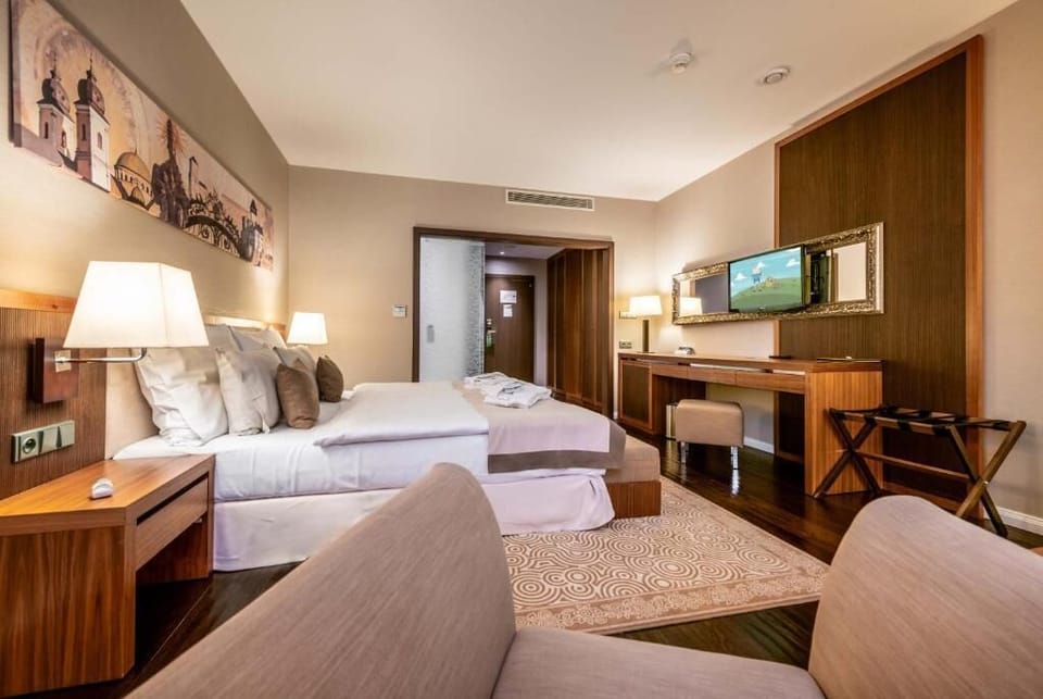 Deluxe Room | Hypo-allergenic bedding, minibar, in-room safe, desk