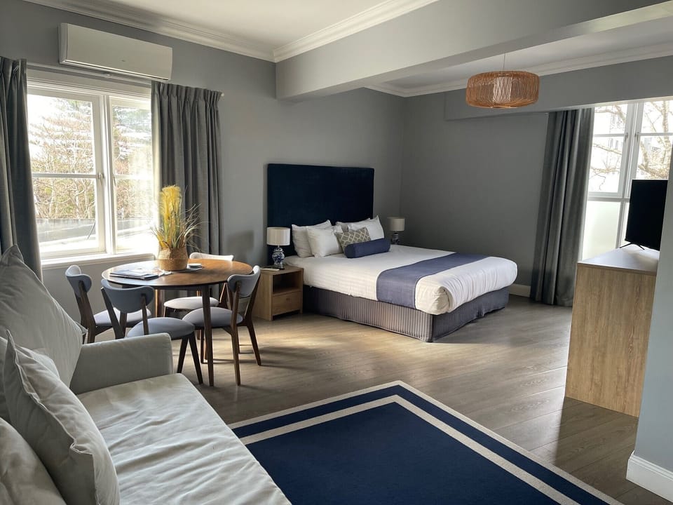 Deluxe Suite | Blackout drapes, iron/ironing board, WiFi (free), bed sheets