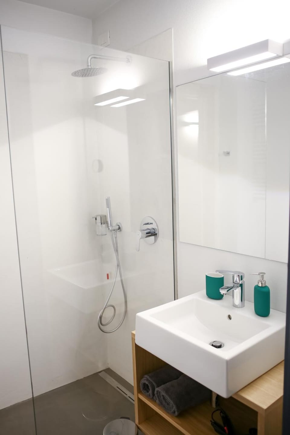Deluxe Room (Atala) | Bathroom | Shower, rainfall showerhead, hair dryer, bidet