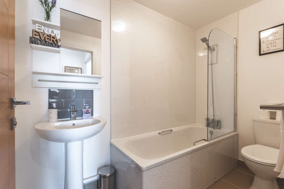 The Avenue Family Bathroom