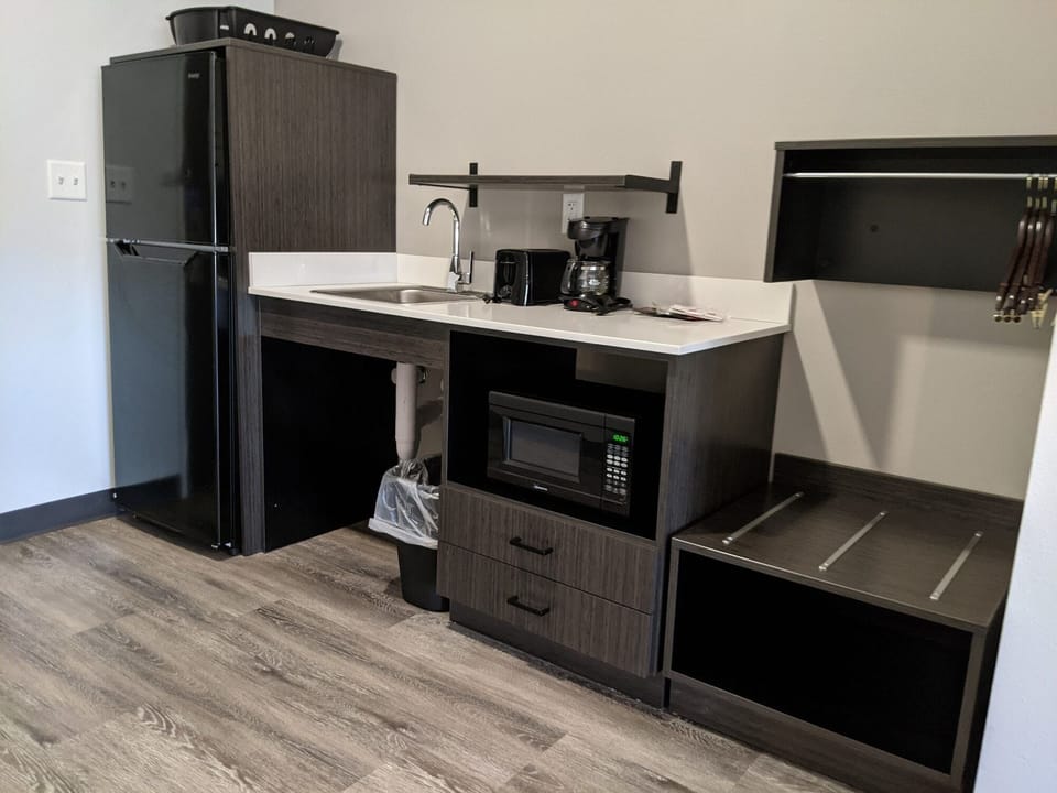 Full-size fridge, microwave, coffee/tea maker, toaster