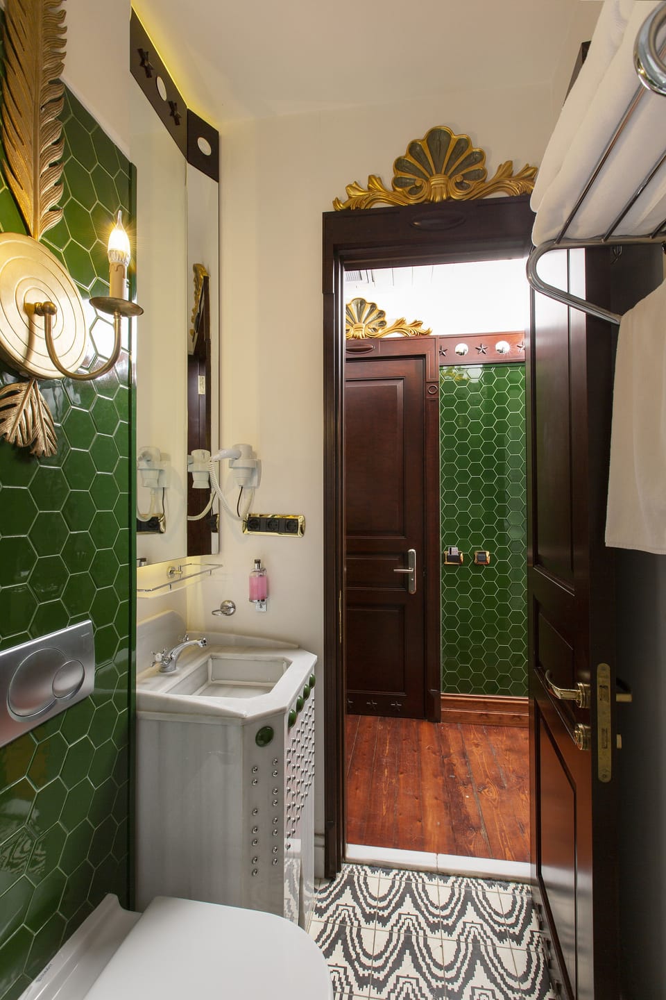 Family Room | Bathroom | Shower, designer toiletries, hair dryer, bathrobes