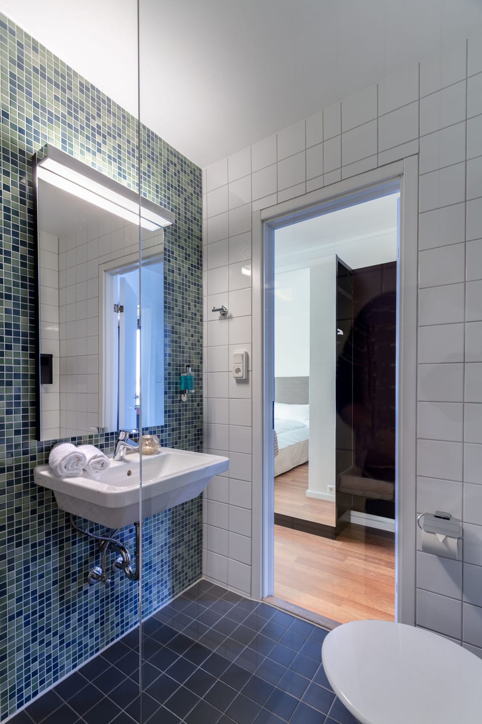 Shower, eco-friendly toiletries, towels