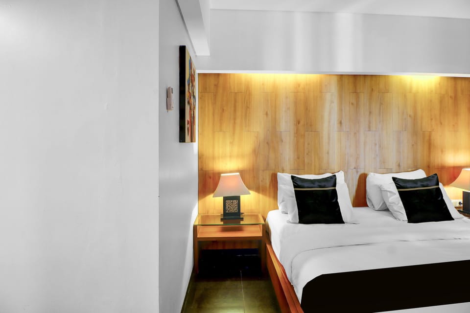 Deluxe Double Room | Minibar, in-room safe, desk, blackout drapes