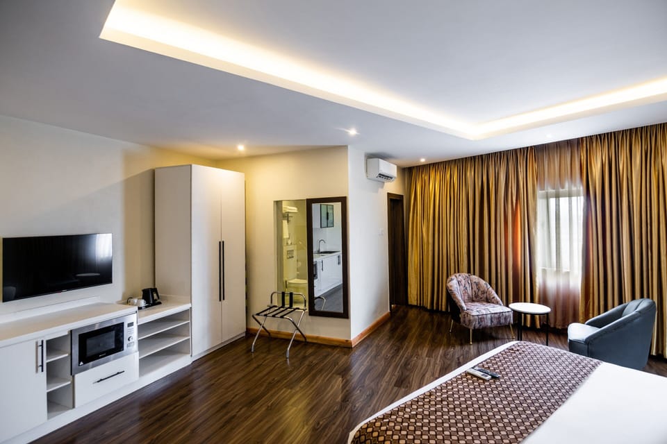 Grand Room, 1 King Bed, City View | In-room safe, desk, iron/ironing board, free cribs/infant beds