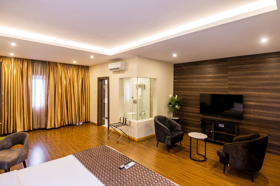 Grand Room, 1 King Bed, City View | In-room safe, desk, iron/ironing board, free cribs/infant beds