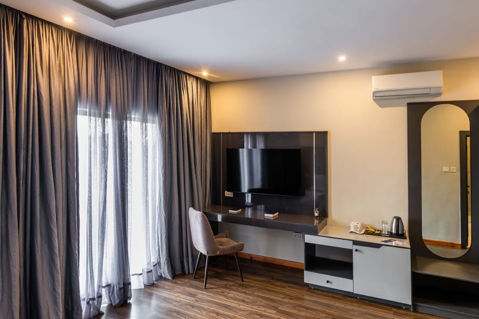 Grand Room, 1 King Bed, City View | In-room safe, desk, iron/ironing board, free cribs/infant beds