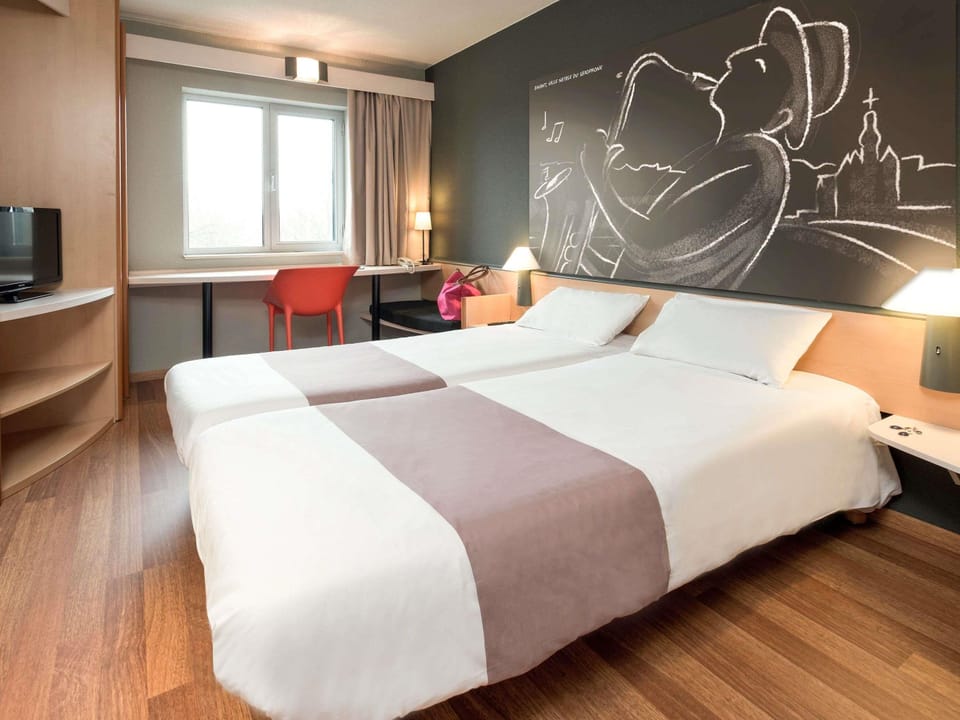 Hypo-allergenic bedding available, desk, blackout drapes, soundproofing