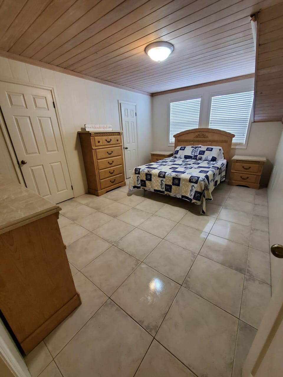 Upstairs bedroom, queen