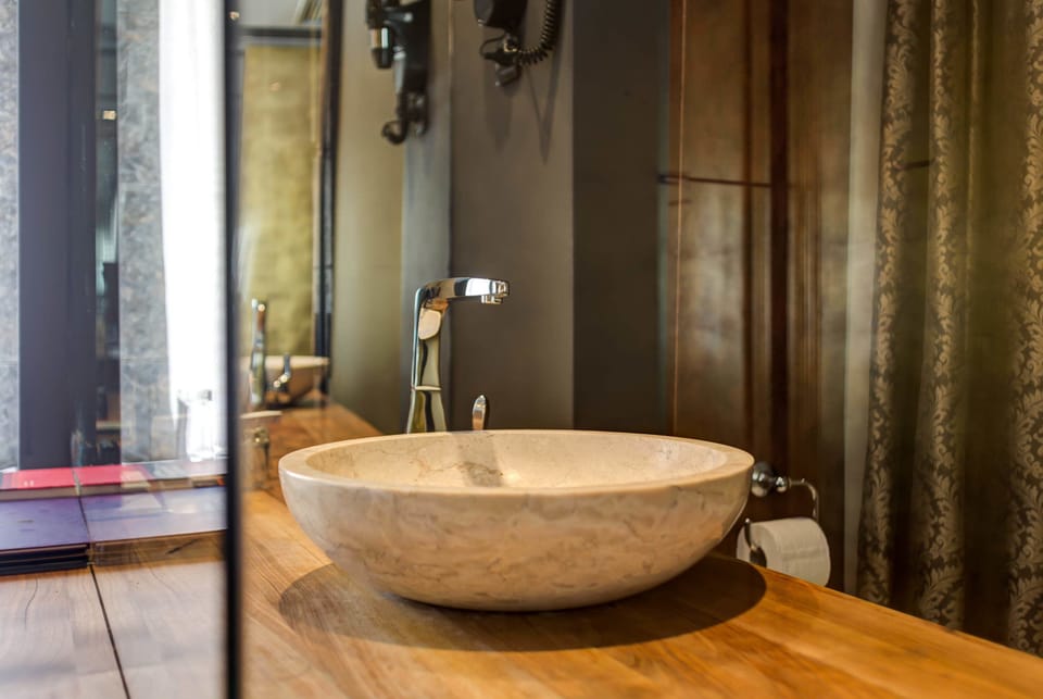 Deluxe Double Room, 1 Queen Bed | Bathroom | Shower, rainfall showerhead, free toiletries, hair dryer