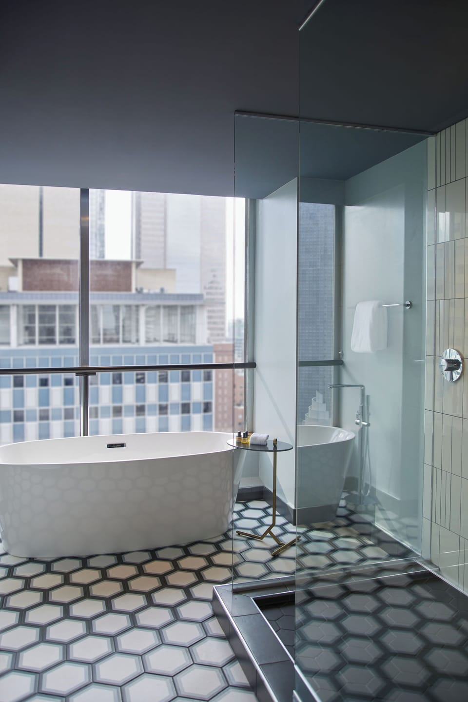 Deluxe Suite, Corner | Deep soaking bathtub