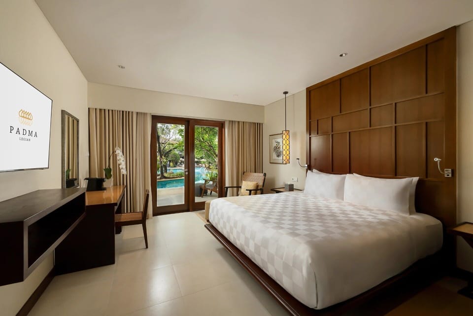 Lagoon Access Room | Premium bedding, in-room safe, desk, blackout drapes