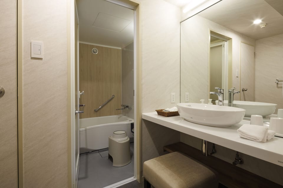 [Renovated] [Main Building] Japanese Western Style Room Type B, Non-Smoking | Bathroom | Combined shower/tub, free toiletries, hair dryer, bathrobes