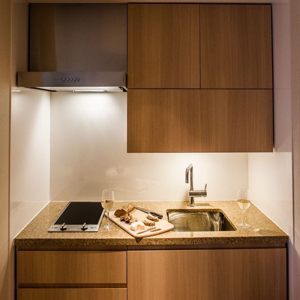 Fridge, coffee/tea maker