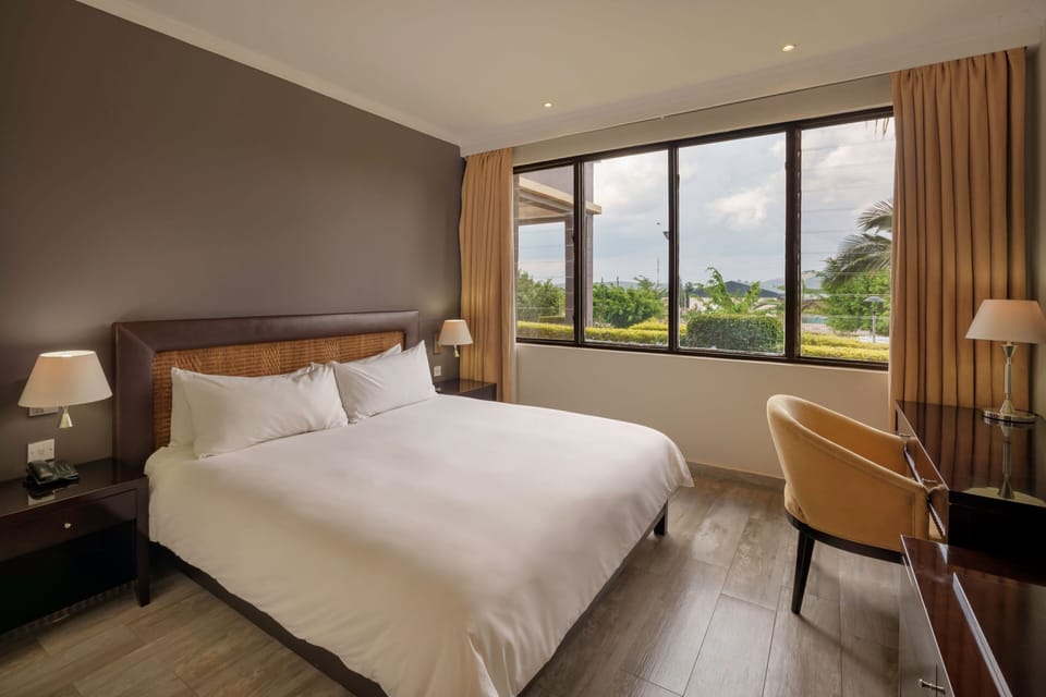 Room, 1 King Bed, Mountain View | Premium bedding, pillowtop beds, minibar, in-room safe