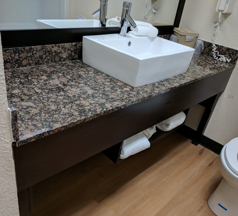 Combined shower/tub, free toiletries, hair dryer, towels