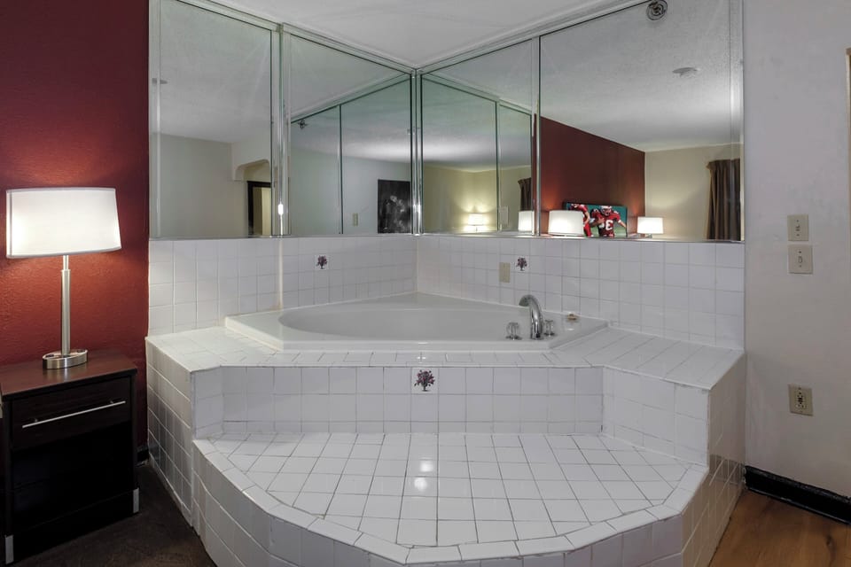 Premium Room, 1 King Bed, Jetted Tub (Upgraded Bedding & Snack, Smoke Free) | Spa