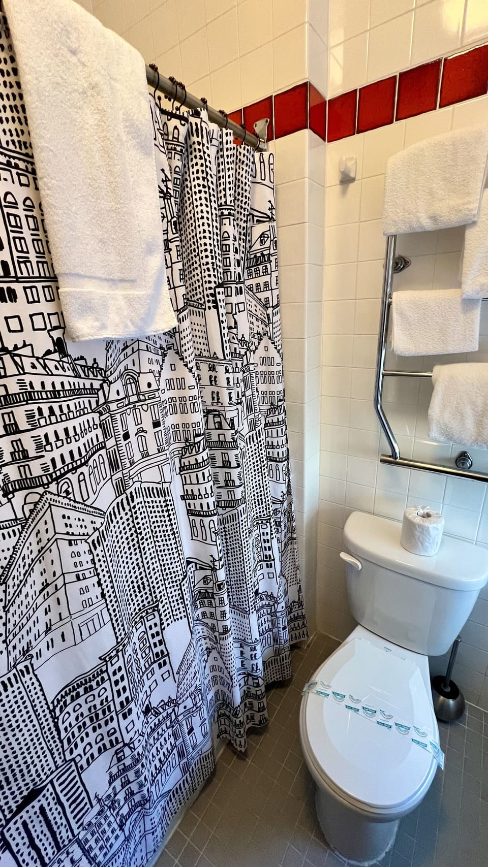 Standard Room, 1 Queen Bed | Bathroom | Free toiletries, hair dryer, towels, soap