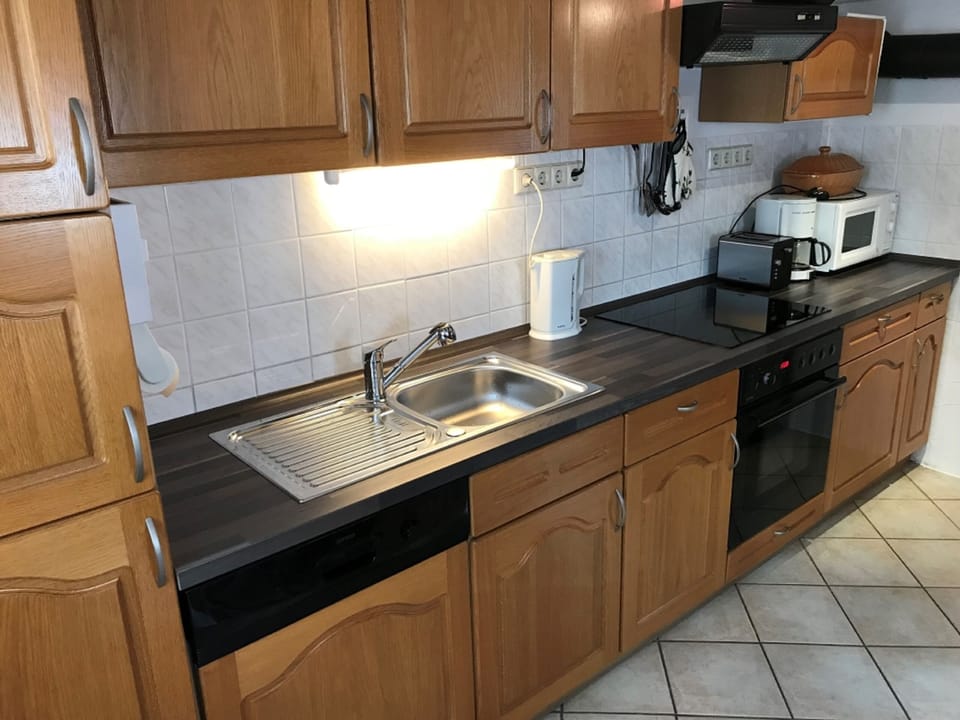 House | Private kitchen | Fridge, microwave, oven, stovetop